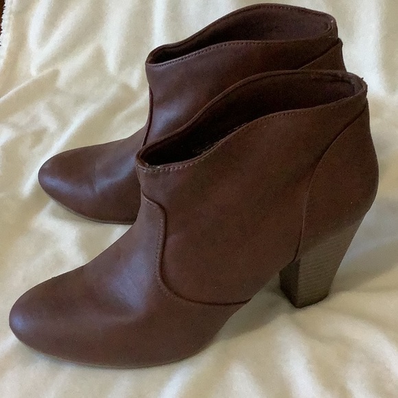 AE by Payless Brown 3" Stacked Heel Slip-on Ankle Booties Size 9 - Picture 1 of 11